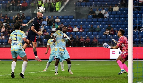 Pemain JDT, Joao Vitro Brandao Figueiredo (dua, kiri) melakukan percubaan ketika menentang pasukan Penang FC pada perlawanan Liga Super Malaysia 25/26, di Stadium Sultan Ibrahim/ BERNAMA